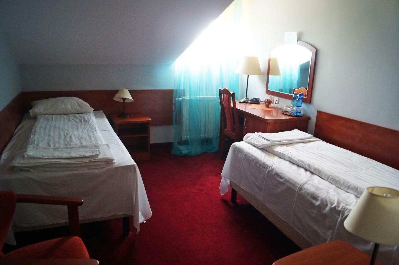 Bed and Breakfast Dwor Dluzniewo Екстер'єр фото