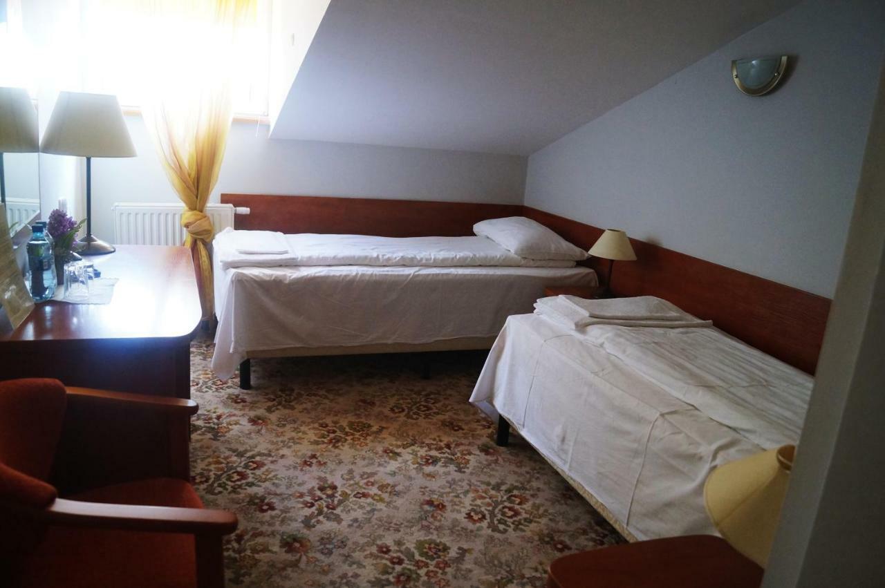Bed and Breakfast Dwor Dluzniewo Екстер'єр фото
